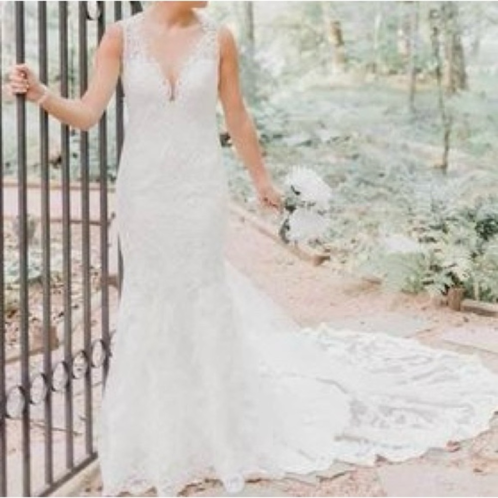 BEAUTIFUL Wedding dress, $650 OBRO ONLY!! 

Retails $1200